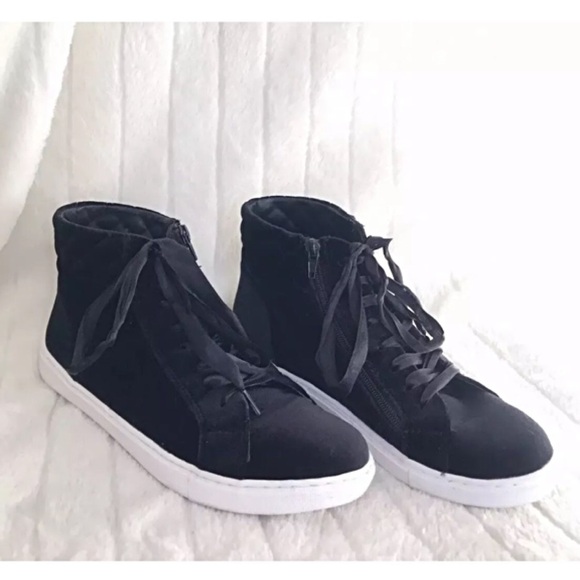STEVE MADDEN ENDIRA Sz 8.5 Blk Vlvt Hgh Top Sneaks - Picture 1 of 8